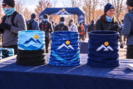 Calentadores de cuello personalizados en un evento de carrera invernal