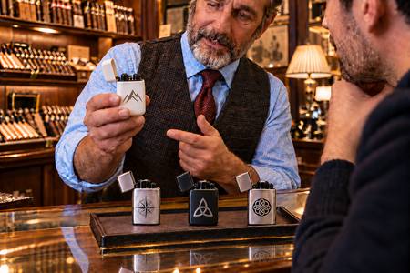 Encendedores personalizados elegantes expuestos en un estanco