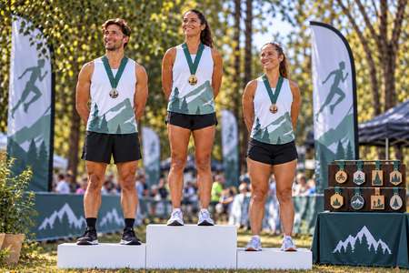 Podio de carrera con medallas personalizadas de oro, plata y bronce