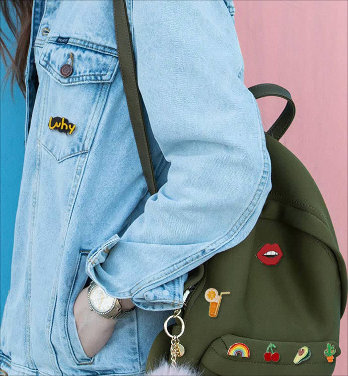 Chapas e identificadores personalizados como artículos promocionales o regalos corporativos